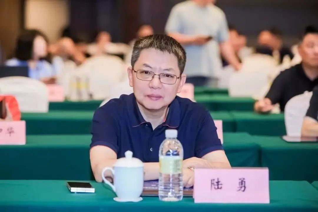 豪掷6.5亿入主后，51岁董事长兼总裁被留置，完成“接棒”不到1年，公司股价大跌！原因罕见披露：事涉他参股的地产企业