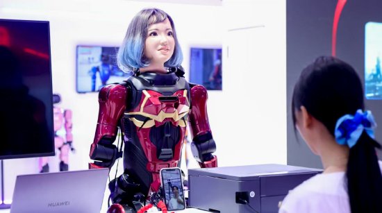 直击WRC | 像真人一样表情生动！数字华夏多款人形机器人亮相